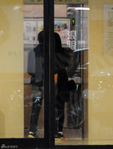 组图：姚晨挺大肚用餐 老公曹郁细心呵护