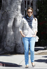 高清组图：杰西卡-阿尔芭街拍 牛仔外套搭蓝裤