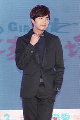 组图：Ella卖萌玩制服诱惑 贺军翔不逃避服役