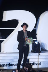 组图：苏志燮釜山公开对话 黑框镜配礼帽人气旺