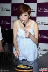 组图：陈珊妮露香肩成性感厨娘 闻婚变立马变脸