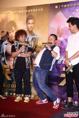 组图：周杰伦《天台》邀曾志伟纳豆柯有伦宣传