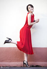 组图：孟丽搞怪可爱写真 清新初夏仙子感觉