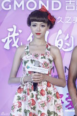 组图：张一白打造《将爱》系列 黄一琳娇俏加盟