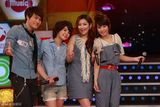 高清组图：SHE东方春晚首唱新曲 自称“很紧张”