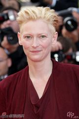 高清组图：斯文顿着红裙优雅 双手合十似圣女