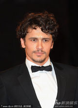 组图：电影《萨尔》首映 男演员Val Lauren大玩自拍