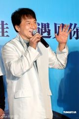 幻灯图：成龙不惧被写桃色新闻 为阿佳组合首发站台