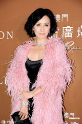 组图：刘嘉玲低胸装大秀乳沟 梁朝伟将为其庆生