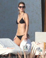 组图：玛丽亚-曼努诺三点式涂防晒霜 性感撩人
