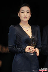 组图：巩俐黑色深V长裙亮相 身材性感气质优雅