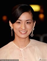 组图：《如父如子》戛纳首映 真木阳子撞色抢眼