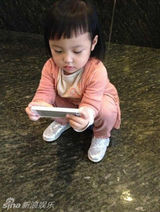 组图：赵薇爱女小四月成长记录 撒娇卖萌惹人爱