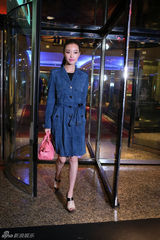 组图：倪妮宝蓝风衣简洁优雅 与刘嘉玲亮相影展