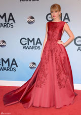 组图：泰勒华美红裙闪耀颁奖礼 独揽三奖成赢家