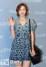 组图：郑柔美朴秀珍金素贤绚烂花裙秀美腿