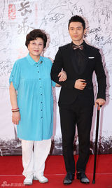 组图：《精忠岳飞》将播 黄晓明拄拐亮相红毯