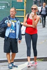 组图：40岁卡麦隆-迪亚兹街拍红色运动风