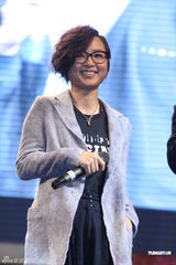 组图：周笔畅潮牌落户上海 否认开店比唱歌赚钱