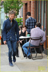 组图：海瑟薇帅气现身片场 豪放大笑不顾形象