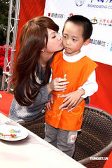 高清：杨丞琳圣诞开单身派对 解释单身三年原因