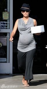 组图：哈利贝瑞街头购物 紧身薄衣凸显大肚