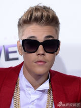 组图：比伯捧场《信仰比伯》首映 当众献吻妈妈