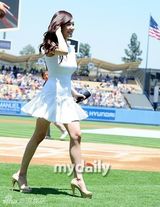 组图：少女时代宋承宪等捧场美国职业棒球比赛