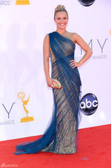 组图：艾美奖红毯 海顿-潘妮蒂尔薄纱单肩裙