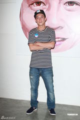 组图：陈冠希亮相画展标志笑容 考虑年底开个唱