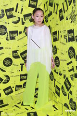 组图：何韵诗出席活动穿着个性 内地演贾宝玉