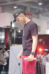 组图：歌手东南卖萌 同钱琳大跳手枪舞