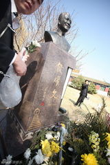 组图：郭德纲携德云社祭拜侯耀文 带头跪地痛哭