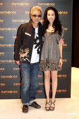 组图：莫文蔚低胸裙装出席活动 银色高跟鞋性感