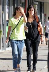 组图：波特曼着装朴素逛街 订婚戒指最闪亮