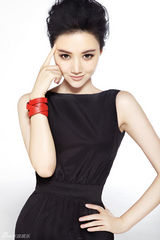 组图：内地女星韩雯雯性感化身摩登女神