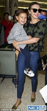 组图：米兰达抱儿子现身 弗林古灵精怪变表情帝