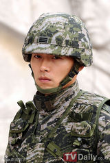 组图：韩星玄彬亮相部队活动 帅气未减眼神坚毅