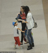 组图：王志文一家度假归来 娇妻曝光身家上亿