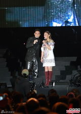 组图：黎瑞恩慈善个唱开锣 开心落泪唱经典