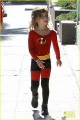 组图：阿尔芭全家超人总动员 小女儿朝天辫卖萌