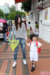 组图：陈慧琳跪地接爱子 虾饺仔被老师赞乖巧