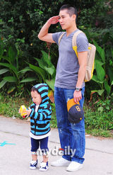 组图：韩星郑泰宇入伍参军 妻儿相送场面温馨