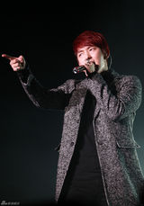 组图：李准基北京开唱卖萌耍帅 与粉丝亲密互动