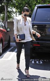 组图：金-卡戴珊黑超遮面衣着时尚干练