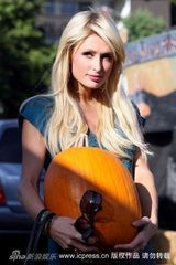 幻灯图：帕丽斯-希尔顿南瓜地拾趣 迎接万圣节