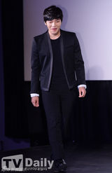 组图：韩片《华颐》发布 吕珍九露纯真笑容