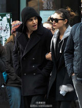 组图：曝吸血鬼保罗与狼女演员热恋 牵手被拍