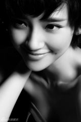 组图：唐艺昕黑白质感写真 眼波流转香肩诱人