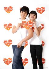 高清图：文根英金强宇携手为慈善 展现温暖笑容